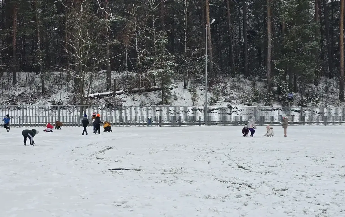 Zdjęcie do Pierwszy śnieg &ndash; zimowa radość uczni&oacute;w klasy III