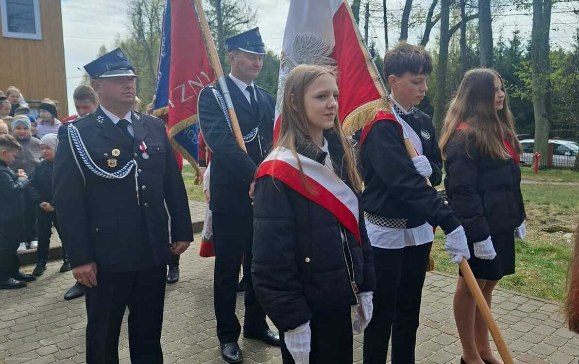 Zdjęcie do Nadanie imienia Leśnik&oacute;w i Pszczelarzy Szkole Podstawowej w Dąbr&oacute;wce