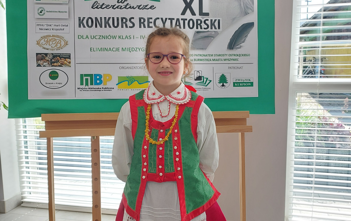 Zdjęcie do III miejce Leny z kl. Ib w finale Międzygminnego XL Konkursu Recytatorskiego "Kurpie Zielone w Literaturze"