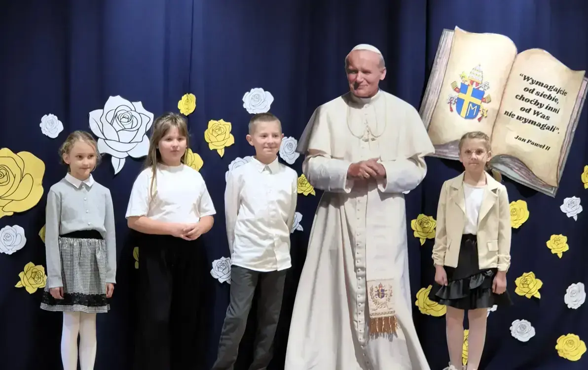 Zdjęcie do Sukcesy naszych uczni&oacute;w w XVI Gminnym Konkursie o Janie Pawle II